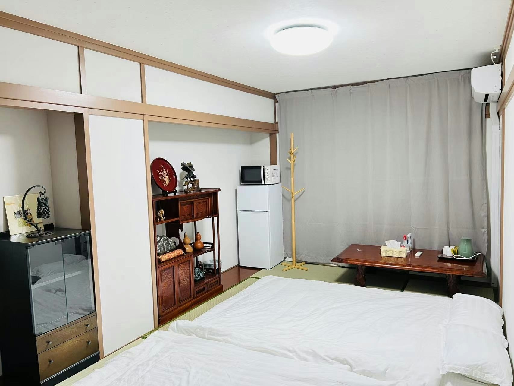 24時間出入り自由!高松の中心街の近くに位置し、観光や買い物も楽しめます!和室のお部屋になります!
